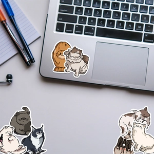 Dettaglio di adesivi gatto cartone animato applicati su un laptop per decorazione