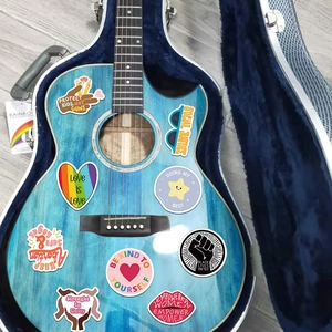 50 wasserfeste Aufkleber für soziale Gerechtigkeit auf einer Gitarre mit Aktivisten-Slogans