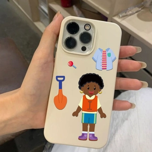Vue détaillée d'autocollants cartoon sur une coque iPhone blanc crème à la main