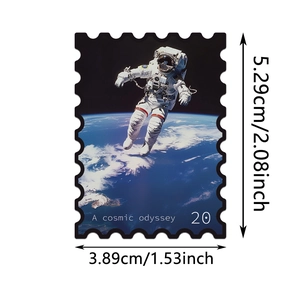 Autocollant astronaute style timbre avec texte Cosmic Odyssey et détails de taille