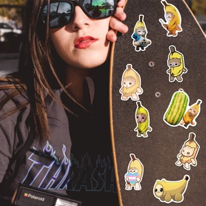 Lustige Banana Cat Aufkleber auf einem schwarzen Skateboard für einen trendigen Look