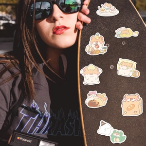 Autocollants de hamsters mignons appliqués sur un skateboard dans un décor urbain
