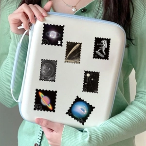 Détail des autocollants timbres sur l'espace et les astronautes sur un carnet blanc
