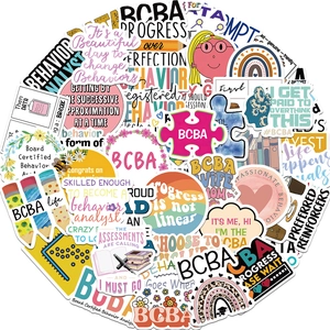 Gros plan de 50 autocollants BCBA colorés avec des motifs de crayons et d'arcs-en-ciel