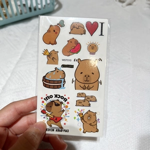 Detailweergave van waterdichte Capybara tijdelijke tatoeages met schattige dieren