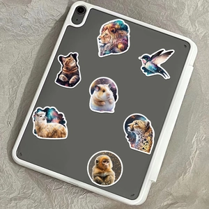 Pegatinas de animales estilo galaxia en una funda gris de iPad decorada
