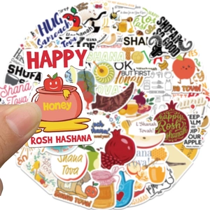 Main tenant des autocollants Rosh Hashanah juifs avec motifs pomme miel et Chophar