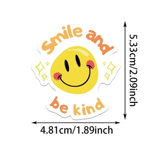 Vue détaillée d'un autocollant smiley jaune avec dimensions 5,33cm x 4,81cm pour déco