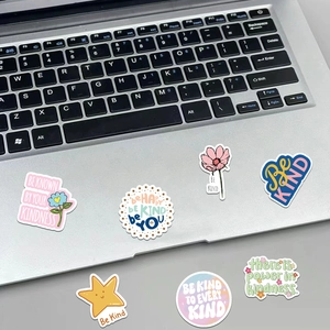 Détails de 7 autocollants de motivation colorés sur un ordinateur et un bureau
