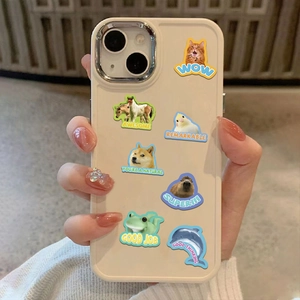 Gros plan de la coque en silicone crème ornée d'autocollants animaux mignons