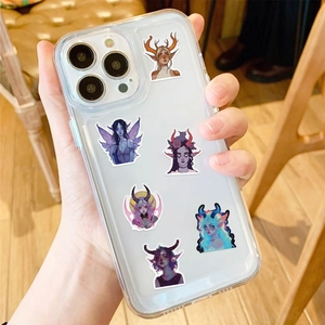 Vue détaillée de 6 stickers de sorcière sur une coque iPhone transparente tenue à la main