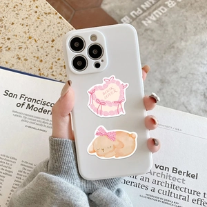 Gros plan d'une coque de téléphone blanche avec un lapin endormi et motif Book Lover