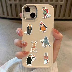 Coque iPhone crème tenue en main avec sept autocollants graffiti d'animaux mignons