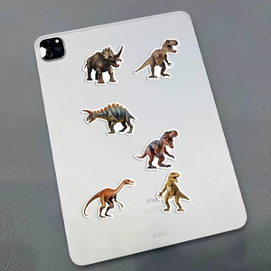 Détail d'autocollants de dinosaures imperméables posés sur le dos d'une tablette tactile