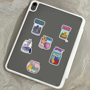Süße Cartoon-Katzen- und Capybara-Sticker gegen Depressionen auf Tablet