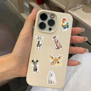 Vista dettagliata di adesivi acquerellati di animali disegnati a mano su cover per smartphone