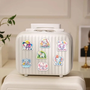 50 autocollants graffiti éléphants mignons présentés sur une valise blanche texturée