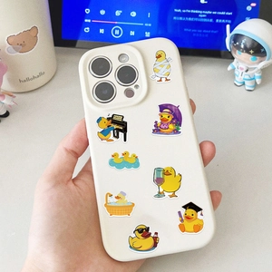 Coque iPhone blanc crème avec de multiples illustrations de petits canards jaunes mignons