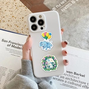 Gros plan d'autocollants d'éléphants mignons sur une coque d'iPhone en silicone blanc souple
