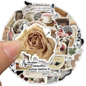 Gros plan détaillé sur des autocollants esthétiques rétro de roses séchées et vieux livres