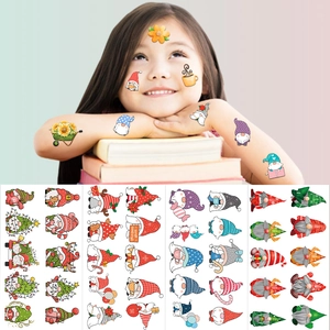 Dettaglio di tatuaggi temporanei con gnomi di Natale per bambini e motivi invernali