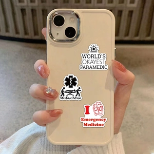 Trois autocollants médicaux étanches sur une coque iPhone avec des slogans de secouriste