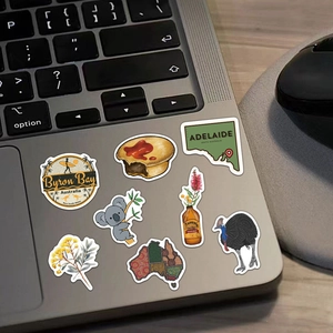 Lot de stickers de voyage Australie étanches sur un ordinateur portable argenté