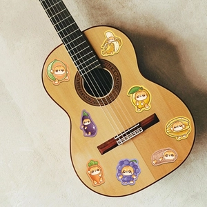 Set de 50 stickers de chats en forme de nourriture décorant une guitare acoustique
