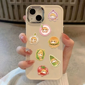 Gros plan d'autocollants chat et nourriture sur une coque iPhone blanc crème à la main