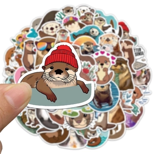 Détail d'un autocollant loutre mignon et étanche avec chapeau rouge pour déco DIY