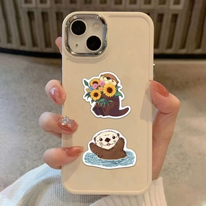 Gros plan du motif loutre de mer sur une coque de protection crème pour iPhone en silicone