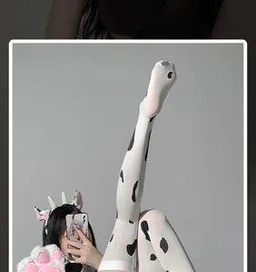 Détail de bas au-dessus du genou motif vache avec des accessoires de cosplay anime mignons