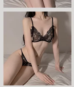 Detail eines schwarzen floralen Spitzen-Lingerie-Sets mit Schleifenträgern am Modell