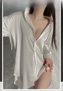 Détail macro du tissu en satin blanc de haute qualité et de l'éclat soyeux de la chemise de nuit