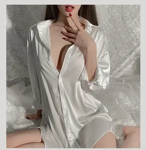 Gros plan sur la chemise de nuit en satin blanc luxueux, texture soyeuse et col classique