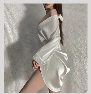 Détail de la texture satinée blanche et du col en V profond de cette chemise de nuit