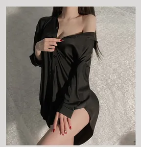 Détail d'une chemise oversize en satin noir avec une texture soyeuse et brillante