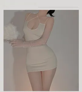 Dettaglio del vestito aderente in maglia beige con scollatura all'americana e guanti velati