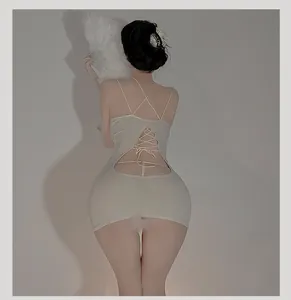 Dettaglio posteriore di un mini abito aderente senza schienale con spalline incrociate