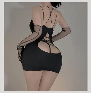 Dettaglio dell'incrocio posteriore con stringhe di un abito intimo nero aderente