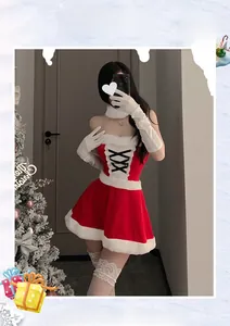 Détails du costume de Noël : robe rouge avec bordure en fourrure et bas en dentelle fine