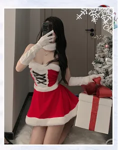 Détail d'un ensemble lingerie de Noël en velours rouge avec bordure en fausse fourrure