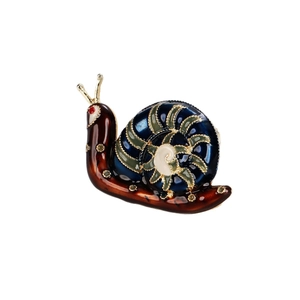 Broche escargot en émail coloré avec yeux en cristal rouge et détails de coquille bleue