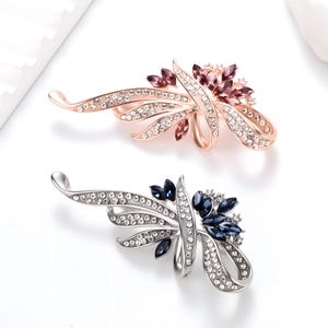 Broches élégantes en forme de fleur avec pierres marquises en or rose et argent poli