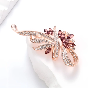 Détail d'une broche fleur en or rose avec cristaux violets et pavage de diamants