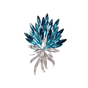 Broche bouquet en cristal élégante avec pierres marquises bleues et claires sur base argent