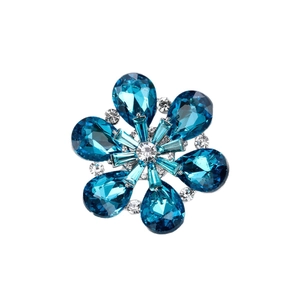 Elegante spilla in argento con gemme blu a forma di goccia in un radioso design floreale