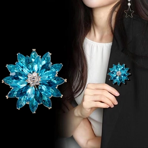 Luxury blue crystal snowflake flower brooch with gold plating for elegant suit coats