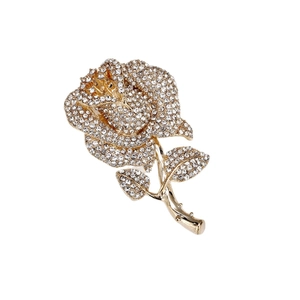 Spilla a fiore di rosa scintillante in oro con strass di cristallo su sfondo bianco