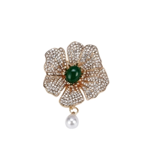 Eleganter Kamelienblüten-Brosche mit Kristallen, grünem Stein und Wassertropfen-Perle
